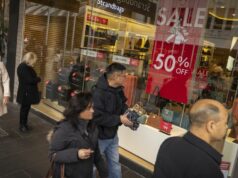 Austrália atinge máximo “extraordinário e surpreendente” em sete anos Os compradores passam por uma placa de venda em um shopping center de Melbourne.