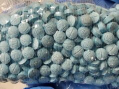 Autoridades de dois estados acusam 18 pessoas em apreensão de drogas de US$ 60 milhões Drogas apreendidas pela polícia de NSW e WA em Strike Force Bloomfield.