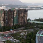 Uma vista aérea dos edifícios queimados após um incêndio mortal em Wang Fuk Court, um conjunto residencial no distrito de Tai Po, nos Novos Territórios de Hong Kong,