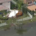 O avião caiu em um lago em um bairro residencial de Fort Lauderdale, Flórida.