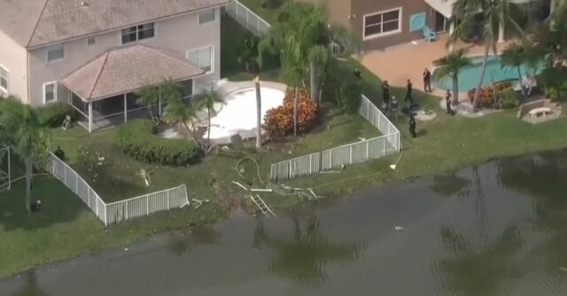 O avião caiu em um lago em um bairro residencial de Fort Lauderdale, Flórida.
