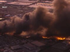 Avião de carga com três pessoas a bordo cai em aeroporto dos EUA, provocando uma enorme bola de fogo Avião de carga cai no aeroporto americano de Louisville, provocando uma enorme bola de fogo