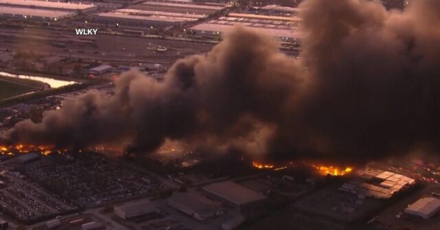 Avião de carga com três pessoas a bordo cai em Avião de carga cai no aeroporto americano de Louisville, provocando uma enorme bola de fogo