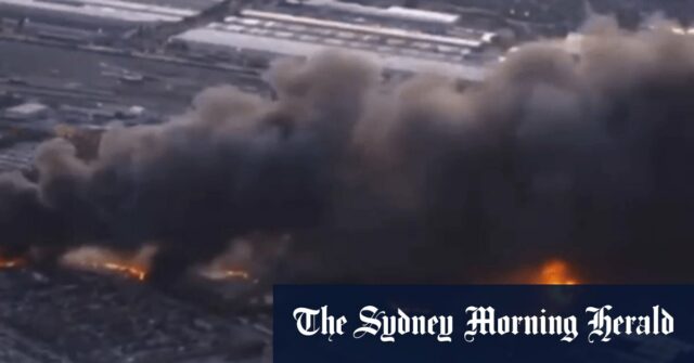 Avião de carga dos EUA cai na decolagem, provocando enorme bola de fogo
