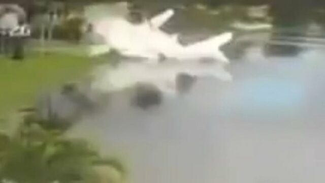 Avião que transportava suprimentos humanitários cai em bairro da Flórida
