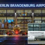 Um avião easyJet estacionado no Terminal 1 do Aeroporto Berlin Brandenburg à noite.