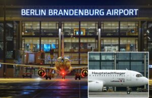 Avistamento de drone suspende temporariamente viagens aéreas no aeroporto de Berlim Um avião easyJet estacionado no Terminal 1 do Aeroporto Berlin Brandenburg à noite.