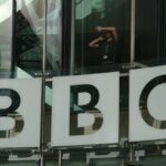 BBC está ‘determinada a lutar’ contra processo de Trump por causa do documentário Panorama