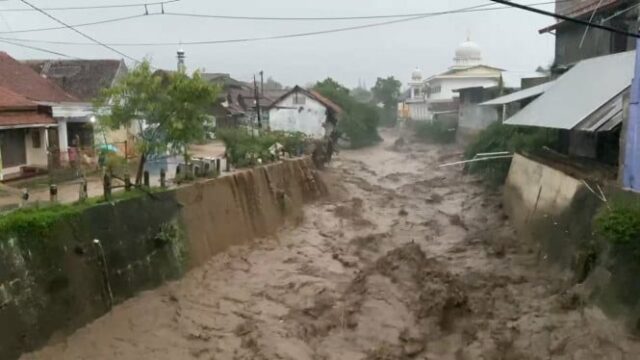 BPBD Brebes: Inundações repentinas atingem dois distritos após 5 horas BPBD Brebes: Inundações repentinas atingem dois distritos após 5 horas de chuva