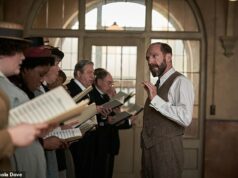BRIAN VINER analisa The Choral, de Nicholas Hytner: muitas notas duff nesta comédia abaixo da média de Alan Bennett – mas Ralph Fiennes está no caminho certo Roger Allam como Alderman Duxbury e Ralph Fiennes como Dr. Guthrie, Amara Okereke como Mary, Alun Armstrong em The Choral