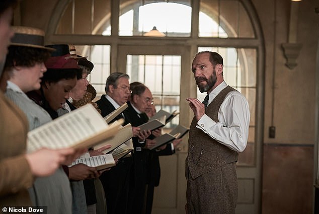 BRIAN VINER analisa The Choral, de Nicholas Hytner: muitas notas Roger Allam como Alderman Duxbury e Ralph Fiennes como Dr. Guthrie, Amara Okereke como Mary, Alun Armstrong em The Choral