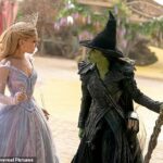 Wicked: For Good é tão impressionante quanto o primeiro, senão melhor, mas é consideravelmente mais sombrio. Ariana Grande como Glinda e Cynthia Erivo como Elphaba