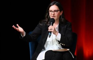 Bari Weiss de olho na CNN enquanto apresenta a visão da CBS News Bari Weiss de olho na CNN enquanto apresenta a visão da CBS News