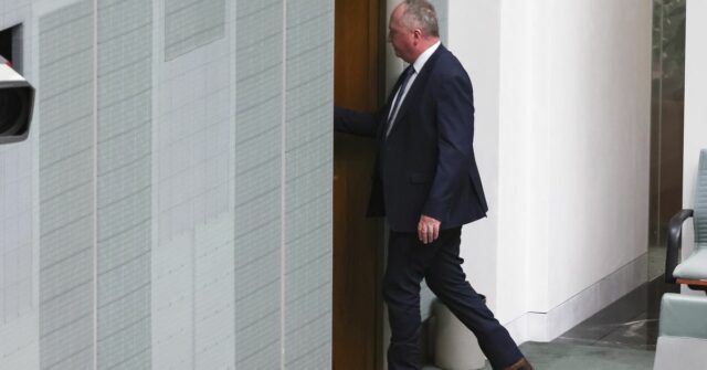 Barnaby Joyce anuncia deserção, mas deixa questão importante sem resposta Barnaby Joyce anuncia deserção, mas deixa questão importante sem resposta