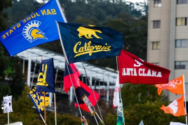 Tess Heal, de Stanford, defende Lulu Twidale, da Califórnia, no primeiro trimestre, sexta-feira, 13 de dezembro de 2024, no Haas Pavilion em Berkeley, Califórnia (Karl Mondon/Bay Area News Group)