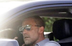 Ben Affleck passa pela casa de Jennifer Garner no Dia de Ação de Graças com uma mulher loira misteriosa em seu carro Ben Affleck foi flagrado dirigindo até a casa de sua ex-esposa Jennifer Garner em Los Angeles no Dia de Ação de Graças - após seu reencontro viral no feriado do ano passado