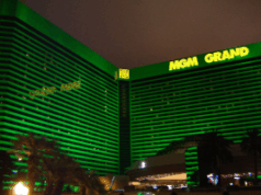 BetMGM lança concurso de classificação antes do evento do campeonato de Las Vegas MGM Grand hotel em Las Vegas à noite, luz verde brilhando no prédio. BetMGM lança concurso de classificação antes do evento do campeonato de Las Vegas