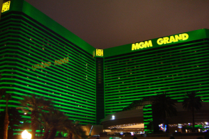 BetMGM lança concurso de classificação antes do evento do campeonato MGM Grand hotel em Las Vegas à noite, luz verde brilhando no prédio. BetMGM lança concurso de classificação antes do evento do campeonato de Las Vegas