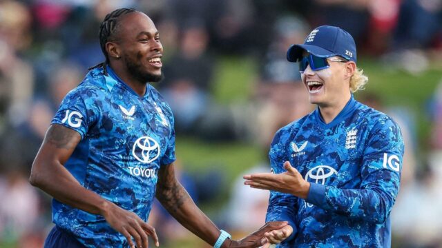 Bethell ganha primeiro contrato central da Inglaterra ao lado dos Bethell ganha primeiro contrato central da Inglaterra ao lado dos seniores Stokes e Archer