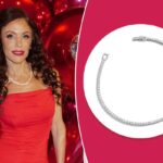 Pulseira tênis de diamantes com fecho aberto.