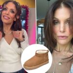 Bota em camurça bege com forro de pele branca e pequena presilha nas costas.