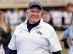 Bill Belichick aparentemente ainda atrai o interesse dos times da NFL O técnico da Carolina do Norte, Bill Belichick, sorri nos bastidores.