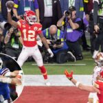 Os jogadores do Kansas City Chiefs comemoram um touchdown durante o Super Bowl LVIII.