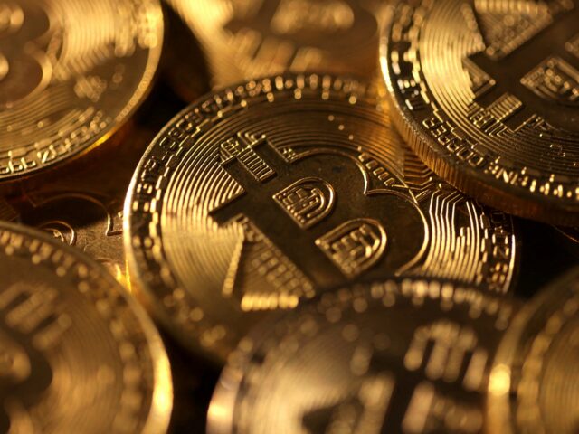 Bitcoin sobe após apagar todos os ganhos de 2025
