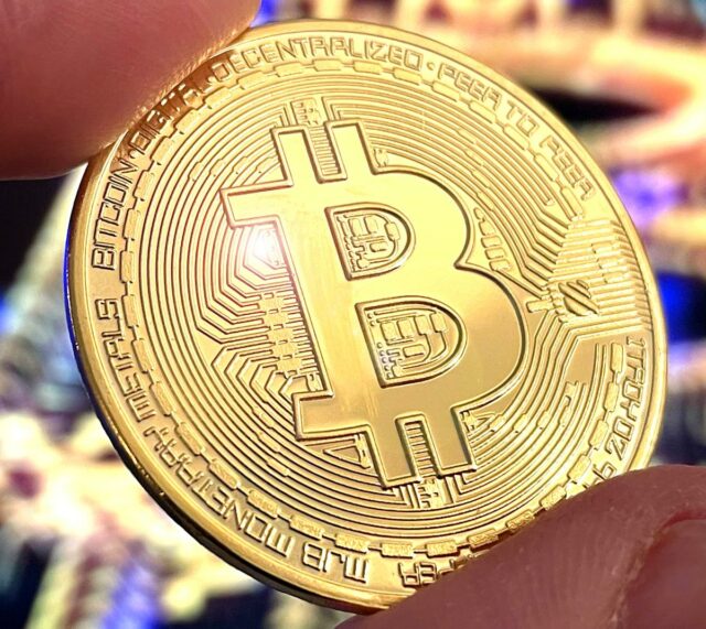 Bitcoin ultrapassa US$ 100.000 à medida que a pressão de Bitcoin ultrapassa US$ 100.000 à medida que a pressão de venda aumenta, a paralisação do governo 'paralisa' os ventos favoráveis