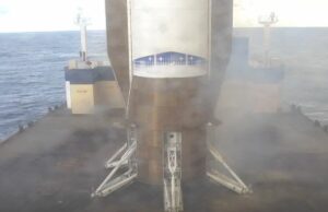 Blue Origin realiza primeiro pouso de foguete New Glenn e lança espaçonave da NASA Blue Origin's New Glenn booster on the company's landing platform in the ocean