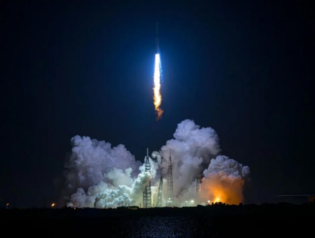 Blue Origin planeja segundo lançamento do megafoguete New Glenn em Blue Origin's New Glenn rocket lifts off into space