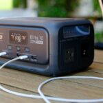 Estação de energia portátil Elite 10 (foto em uma mesa de jardim com um laptop)