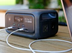 Bluetti apresenta sua nova série Elite de usinas portáteis, com até 65% de desconto Estação de energia portátil Elite 10 (foto em uma mesa de jardim com um laptop)