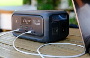 Bluetti apresenta sua nova série Elite de usinas portáteis, com até 65% de desconto Estação de energia portátil Elite 10 (foto em uma mesa de jardim com um laptop)