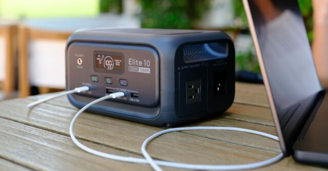 Estação de energia portátil Elite 10 (foto em uma mesa de jardim com um laptop)