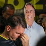 Bolsonaro diz que efeitos alucinatórios de remédios o fizeram mexer em tornozeleira