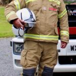 Simon Bailey (foto), 58, recebeu uma advertência depois de não desafiar colegas por usarem o termo ‘bombeiro’