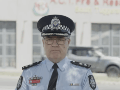 Bombeiros encontram bebê recém-nascido jogado fora da estação de Canberra O Policiamento do ACT está incentivando a mãe do bebê recém-nascido a procurar atendimento médico.