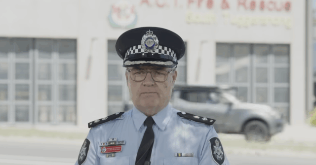 O Policiamento do ACT está incentivando a mãe do bebê recém-nascido a procurar atendimento médico.