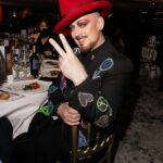 Boy George (foto) continuou sua briga pública com JK Rowling depois de afirmar que o medo de encontrar uma pessoa trans em um vestiário feminino é “imaginado”