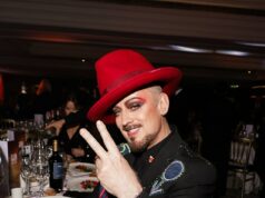 Boy George diz que o medo de encontrar uma mulher transexual em um banheiro é “imaginário” e só circula online enquanto ele continua a briga pública com JK Rowling Boy George (foto) continuou sua briga pública com JK Rowling depois de afirmar que o medo de encontrar uma pessoa trans em um vestiário feminino é “imaginado”