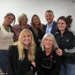 Bradley Walsh alimenta rumores de que será nomeado o novo apresentador do Strictly Come Dancing após fazer uma visita surpresa ao set da BBC