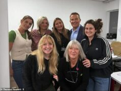 Bradley Walsh alimenta rumores de que será nomeado o novo apresentador do Strictly Come Dancing após fazer uma visita surpresa ao set da BBC Bradley Walsh alimenta rumores de que será nomeado o novo apresentador do Strictly Come Dancing após fazer uma visita surpresa ao set da BBC