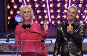 BravoCon Shocker: a estrela de ‘Real Housewives of Orange County’, Vicki Gunvalson, ofereceu um papel em tempo integral ao vivo na 20ª temporada, trazendo de volta o ‘OG do OC’ BRAVOCON -- “The Bravos from Paris Theater in Las Vegas, NV on Friday, November 3, 2023” -- Pictured: -- (Photo by: Charles Sykes/Bravo)