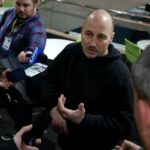 O gerente geral do New York Yankees, Brian Cashman, fala à mídia durante o evento Covenant House Sleep Out no Jacob Javits Center em Nova York, 20 de novembro de 2025.