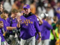 Brian Kelly ameaça ação legal enquanto o drama da aquisição de US$ 54 milhões da LSU explode Brian Kelly durante seu último jogo como técnico da LSU em 25 de outubro de 2025.