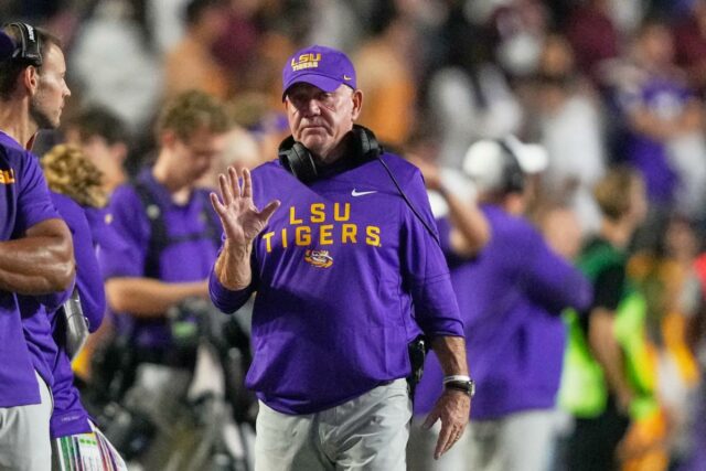 Brian Kelly durante seu último jogo como técnico da LSU em 25 de outubro de 2025.