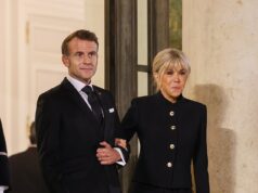 Brigitte Macron estava preocupada que ‘suas calças ficassem salientes entre as pernas em público’, caso isso alimentasse ainda mais rumores ridículos de que ela nasceu homem, afirma um amigo O presidente da França, Emmanuel Macron, e a primeira-dama Brigitte Macron são vistos no jantar no Palácio do Eliseu como parte do Fórum da Paz de Paris no Palácio do Eliseu em 29 de outubro de 2025 em Paris, França
