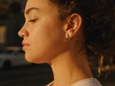 Brinco minúsculo e inteligente confunde a linha entre tecnologia e joias Uma imagem de imprensa do brinco inteligente Lumia 2