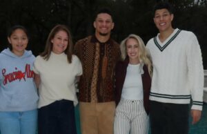 Brittany Mahomes fica casual em todo branco para o jantar “especial” de Ação de Graças Brittany Mahomes se prepara para o clima gelado com sobretudo creme e calças de couro 611